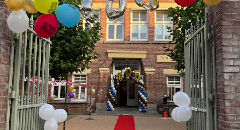 Entree De Bavinck met rode loper en ballonnen