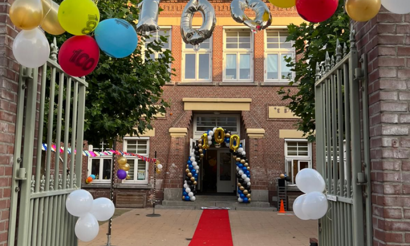 Entree De Bavinck met rode loper en ballonnen